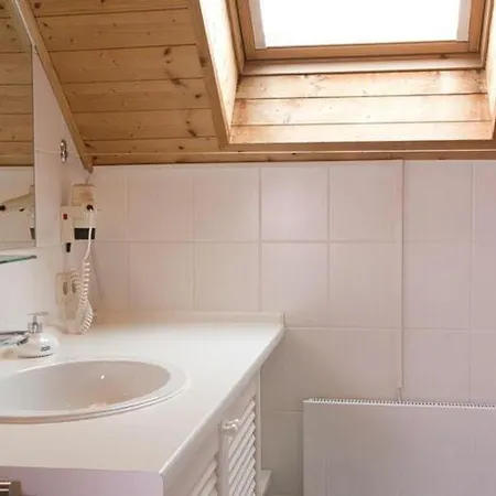 Semi-detached House, האסלפלדה